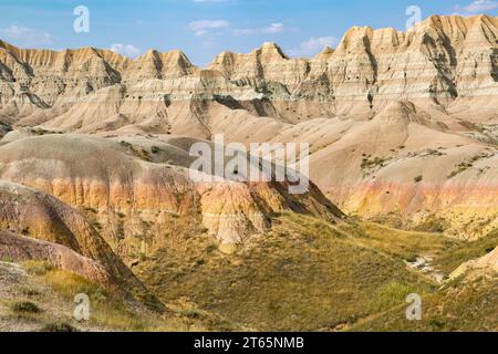 Durch Erosion werden farbenfrohe Schichten von Sedimentgestein im Badlands-Nationalpark in South Dakota, USA, freigelegt Stockfoto