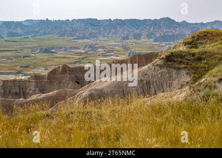 Durch Erosion werden farbenfrohe Schichten von Sedimentgestein im Badlands-Nationalpark in South Dakota, USA, freigelegt Stockfoto