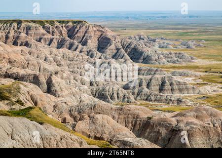 Durch Erosion werden farbenfrohe Schichten von Sedimentgestein im Badlands-Nationalpark in South Dakota, USA, freigelegt Stockfoto