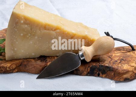 Käsesammlung, hartgereifter gelber italienischer Käseparmesan oder parmigiano reggiano aus nächster Nähe Stockfoto