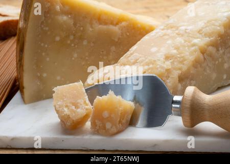 Käsesammlung, hartgereifter gelber italienischer Käseparmesan oder parmigiano reggiano aus nächster Nähe Stockfoto