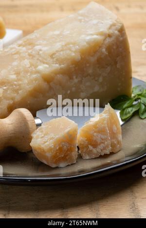 Käsesammlung, hartgereifter gelber italienischer Käseparmesan oder parmigiano reggiano aus nächster Nähe Stockfoto