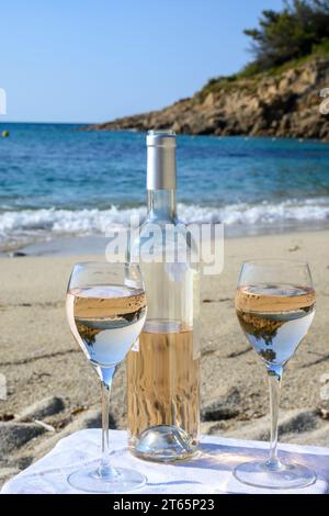 Sommerzeit in der Provence, zwei Gläser kalter Rosenwein am Sandstrand nahe Saint-Tropez an sonnigen Tagen, Departement Var, Frankreich. Stockfoto
