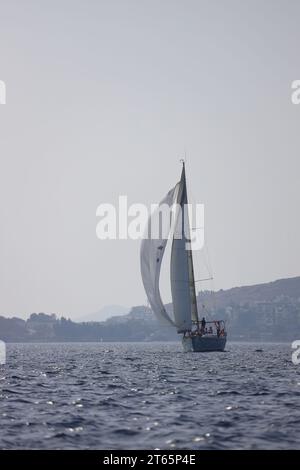 Bodrum, Türkei. 07. Oktober 2023: Segelboote segeln bei windigem Wetter im blauen Wasser der Ägäis, an den Ufern des berühmten Urlaubsziels Stockfoto