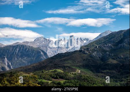 Panoramaaussicht auf Naranjo de Bulnes oder PICU Urriellu, Kalksteingipfel aus der paläozoischen Ära, in der zentralen Region Macizo Picos de Europa, m Stockfoto