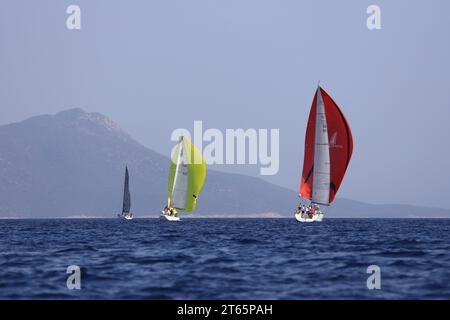 Bodrum, Türkei. 07. Oktober 2023: Segelboote segeln bei windigem Wetter im blauen Wasser der Ägäis, an den Ufern des berühmten Urlaubsziels Stockfoto