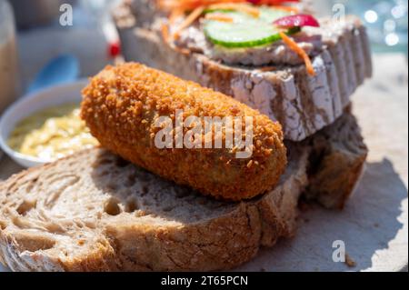 Holländisches Fast Food, frittierte Kroketten gefüllt mit Hackfleisch auf Brot serviert, Nahaufnahme Stockfoto