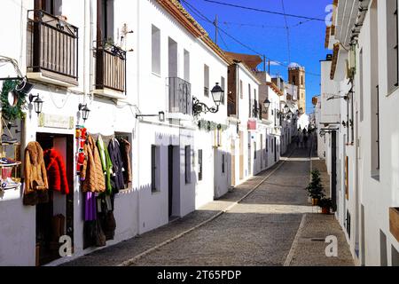 Hauptstraße in der mediterranen weißen Baustadt Altea, Alicante, Spanien Stockfoto