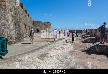 Touristen auf der Spitze des Castillo San Cristobal in San Juan, Puerto Rico Stockfoto