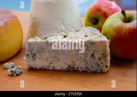 Asturische Käsesorten, hart geräucherter Kuhkäse von Pria, Blaukäse-Cabralis von Arenas und weißer Rebollin aus Pitu, Asturien, serviert im Freien mit Aussicht Stockfoto