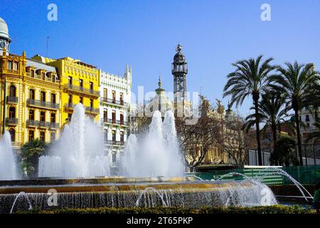 Brunnen am Rathausplatz von Valencia in Spanien, Plaza del Ayuntamiento Stockfoto