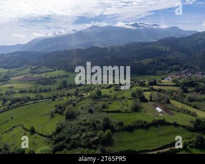 Reisen mit dem Auto in Asturien, Nordspanien. Blick auf Dorf, Häuser, Gärten in der Nähe von Villaviciosa. Stockfoto