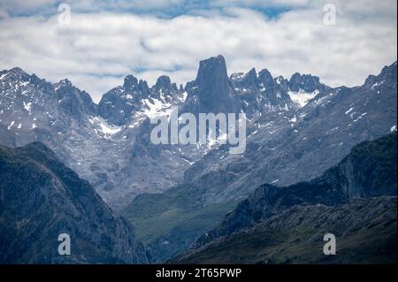 Panoramaaussicht auf Naranjo de Bulnes oder PICU Urriellu, Kalksteingipfel aus der paläozoischen Ära, in der zentralen Region Macizo Picos de Europa, m Stockfoto