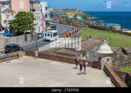 Touristen machen Fotos am Wachposten an der nordwestlichen Ecke der Castillo San Cristobal Atlantikküste von Old San Juan, Puerto Rico Stockfoto