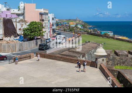 Touristen machen Fotos am Wachposten an der nordwestlichen Ecke der Castillo San Cristobal Atlantikküste von Old San Juan, Puerto Rico Stockfoto