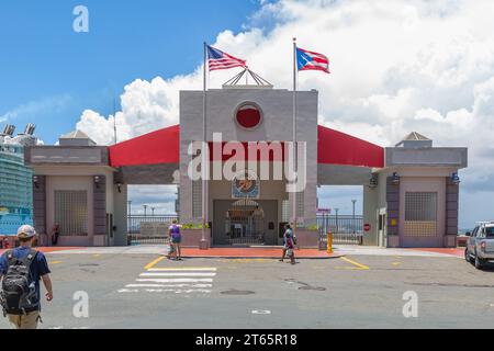 Eingangstore zum Kreuzfahrthafen in Old San Juan, Puerto Rico Stockfoto