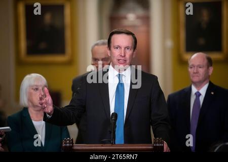 Der US-Senator Chris Murphy Democrat aus Connecticut hält am Dienstag, den 7. November 2023, im US-Kapitol in Washington, DC, eine Rede nach dem politischen Mittagessen der Senatsdemokraten. Copyright: XRodxLamkeyx/xCNPx/MediaPunchx Credit: Imago/Alamy Live News Stockfoto