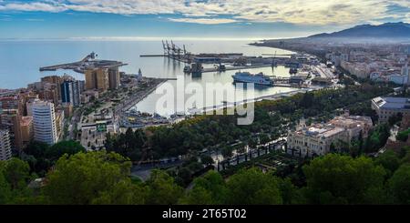 Málaga, Spanien - 27. November 2022: Panoramablick auf die Innenstadt von Malaga Stockfoto