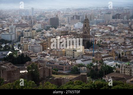 Málaga, Spanien - 27. November 2022: Aus der Vogelperspektive auf das Zentrum von Malaga mit der Kathedrale und den Wohngebäuden Stockfoto