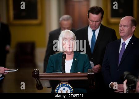Der US-Senator Patty Murray Democrat von Washington hält am Dienstag, den 7. November 2023, im US-Kapitol in Washington, DC, eine Rede nach dem politischen Mittagessen der Senatsdemokraten. Copyright: XRodxLamkeyx/xCNPx/MediaPunchx Stockfoto