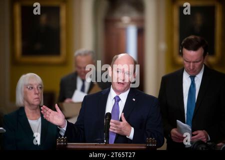 Der US-Senator Chris Coons Democrat von Delaware hält am Dienstag, den 7. November 2023, im US-Kapitol in Washington, DC, eine Rede nach dem politischen Mittagessen der Senatsdemokraten. Copyright: XRodxLamkeyx/xCNPx/MediaPunchx Stockfoto