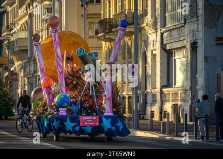 Nizza, Frankreich - 11. Februar 2023: Karnevalskutsche auf der Küstenstraße von Nizza, Frankreich Stockfoto