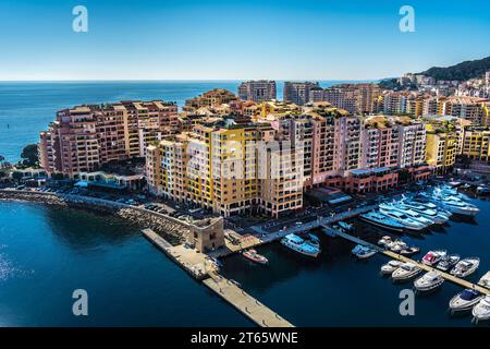 Monaco - 12. Februar 2023: Farbenfroher Blick auf Port de Fontvieille, Monaco, und die luxuriösen Wohnhäuser und Yachten von oben, bei Tageslicht. Stockfoto