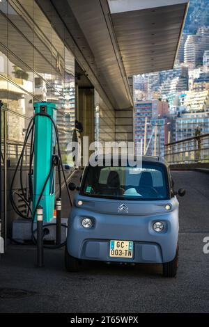 Monaco - 12. Februar 2023: Kleines, nachhaltiges französisches Elektroauto an einer Ladestation in Monaco Stockfoto