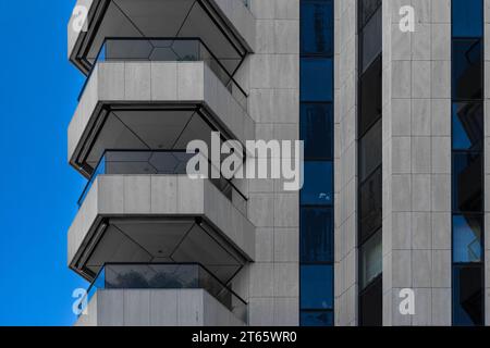 Monaco - 12. Februar 2023: Abstrakter Blick auf ein modernes Gebäude in Monaco mit sechseckigem Balkon Stockfoto