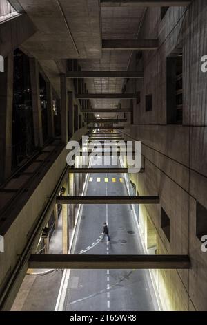 Monaco - 12. Februar 2023: Fußgänger über die Straße in einem Tunnel mit wunderschöner Geometrie in Monaco Stockfoto