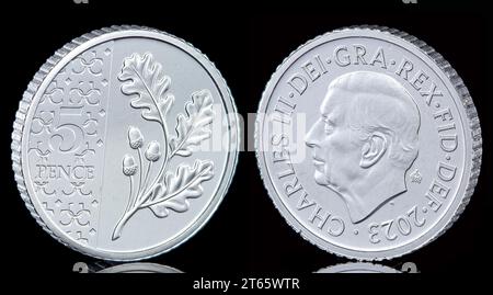 Das 5-Pence-Münzdesign von Oak Leaves & Acorns und das erste Mal, dass König Karl III. Auf dieser Münze erschien. Stockfoto