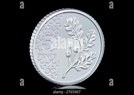 Das 5-Pence-Münzdesign von Oak Leaves & Acorns und das erste Mal, dass König Karl III. Auf dieser Münze erschien. Stockfoto