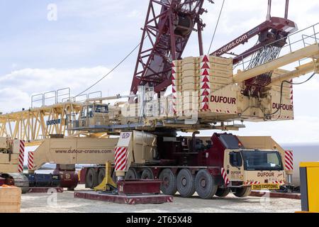 Nancy, Frankreich - Blick auf einen beige-burgunderroten Gitterkran Liebherr LG 1750 auf der Baustelle eines Windparks. Stockfoto
