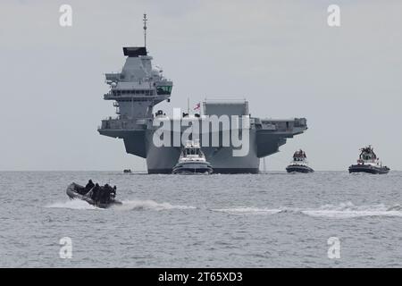 Die Polizei des Verteidigungsministeriums patrouilliert Gewässer nahe der Marinebasis vor dem Flugzeugträger HMS PRINCE OF WALES Stockfoto