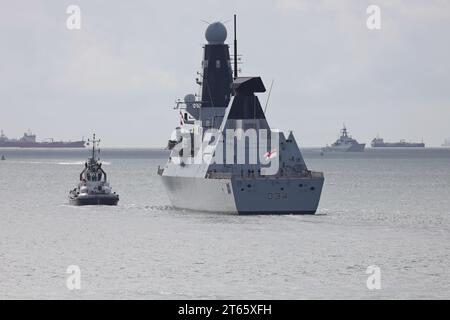 Der Serco Marine Schlepper begleitet den Royal Navy Type 45 Zerstörer HMS DIAMOND (D34) auf dem Weg in den Solent Stockfoto