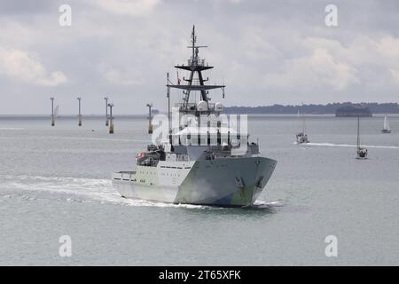 Das Offshore-Patrouillenschiff der Royal Navy River-Klasse HMS TYNE (P281) nähert sich der Marinebasis Stockfoto