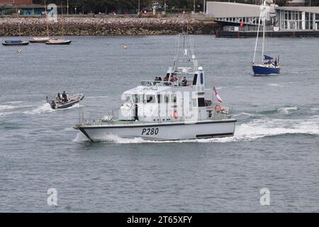Das schnelle Küstenpatrouillenboot der Royal Navy HMS DASHER (P280) kommt aus dem Hafen Stockfoto