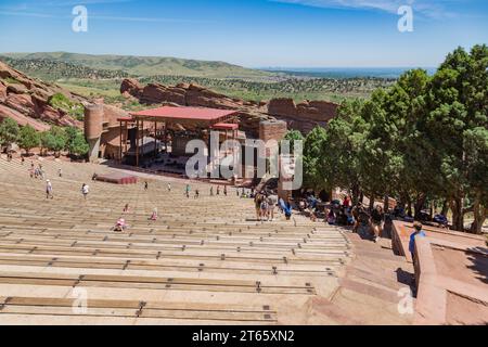 Besucher sitzen auf der Bühne von oben auf dem weitläufigen Red Rocks Ampitheater Sitzbereich Stockfoto