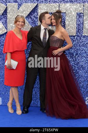 Taron Egerton mit Mutter Christine Egerton (L) und Partnerin Emily Thomas nehmen an der britischen Premiere „Rocketman“ am Odeon Luxe Leicester Square in London Teil. (Foto: Fred Duval / SOPA Images/SIPA USA) Stockfoto