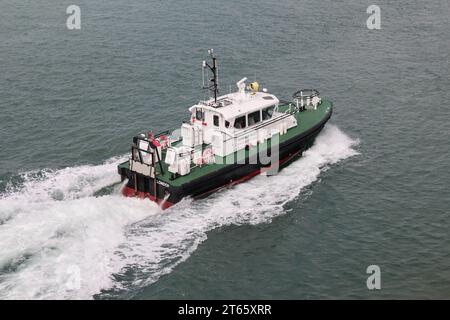 Dieser Damen STAN Tender 1505 wird von Admiralitätspiloten auf der Marinebasis eingesetzt. Das Schiff wird von Serco Marine betrieben und trägt den Namen SD SOLENT RACER Stockfoto