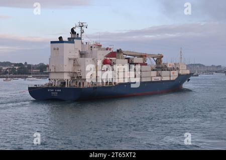 Das Kühl-Frachtschiff MV STAR CARE macht sich auf den Weg zum internationalen Hafen Stockfoto