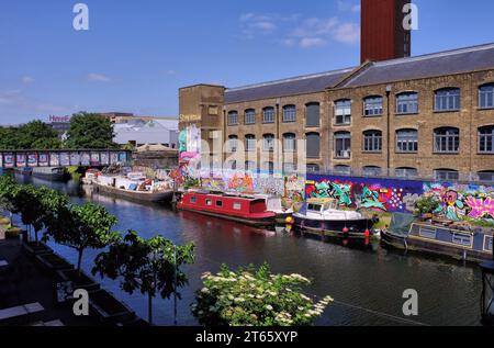 Farbenfrohe Graffiti (Street Art), Kanalboote, Brücke und Industriegebäude am River Lee in Stratford, London, England, Großbritannien Stockfoto