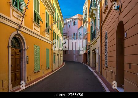 Monaco - 15. Februar 2023: Rue Colonel Bellando: Farbenfrohe leere Straße in der Altstadt von Monaco, die schönsten Straßen der Welt Stockfoto