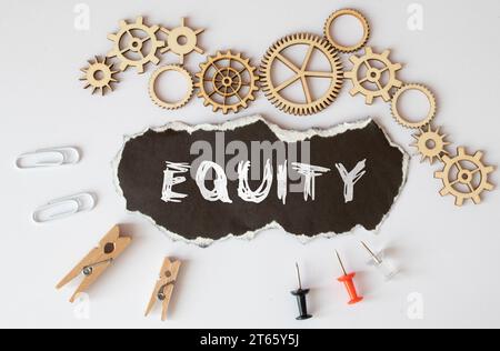 EQUITY-Symbol. Holzblöcke mit Wortgleichheit auf weißem Hintergrund. Business, Equity Concept Stockfoto