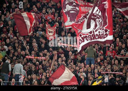 DORTMUND - Bayern München Fans beim Bundesliga-Spiel zwischen Borussia Dortmund und FC Bayern MŸnchen im Signal Iduna Park am 4. November 2023 in Dortmund. ANP | Hollandse Hoogte | GERRIT VAN COLOGNE Stockfoto