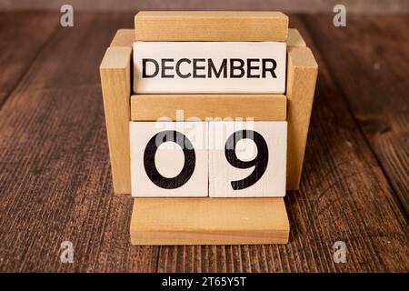 Dezember. Tag 9 des Monats, Kalender auf hölzernem Hintergrund. Winterkonzept. Leeres Leerzeichen für Text. Stockfoto