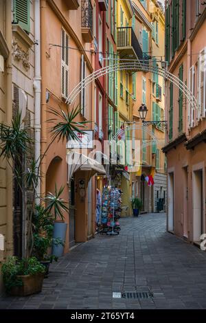 Monaco - 15. Februar 2023: Rue Basse - farbenfrohe Fußgängerzone in der Altstadt von monaco, ohne Menschen Stockfoto