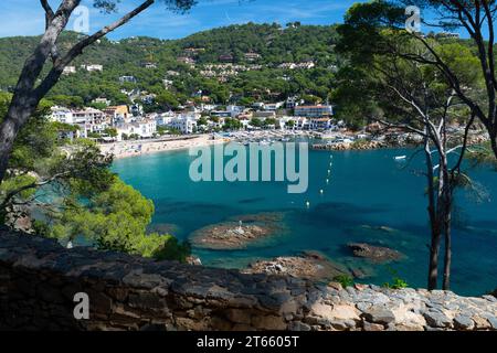 Blick auf Llafranc an der Costa Brava, der Küstenregion im Nordosten Kataloniens vom Küstenweg „Cami de Ronda“ Stockfoto