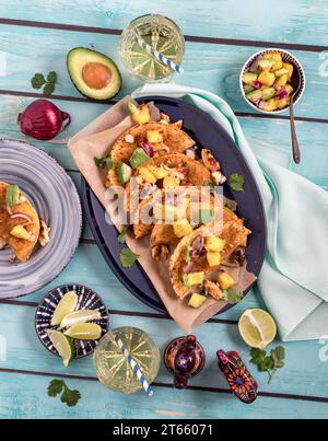 Eine Platte mit knusprigen Fisch-Tacos und einer frischen Mangosalsa. Stockfoto