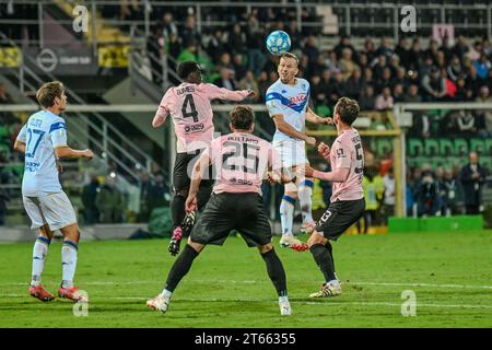 Palermo, Italien. November 2023. Lorenzo Maria Dickmann (Brescia Calcio) Overhead Kick während des italienischen Serie BKT Spiels zwischen Palermo F.C. und Brescia Calcio im Renzo Barbera Stadion in Palermo, Italien Credit: Independent Photo Agency/Alamy Live News Stockfoto